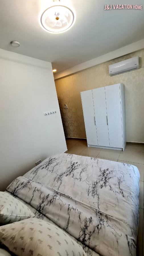 J&J Vacation Home@Novo8 Residence Kampong Tambak Exterior photo