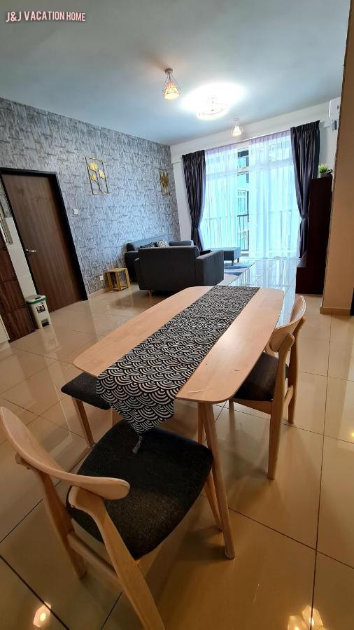 J&J Vacation Home@Novo8 Residence Kampong Tambak Exterior photo
