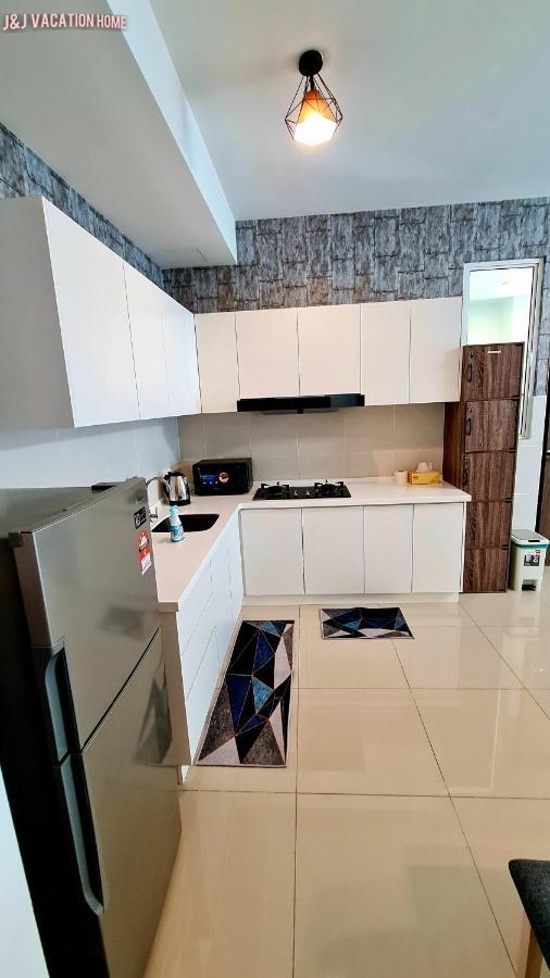J&J Vacation Home@Novo8 Residence Kampong Tambak Exterior photo