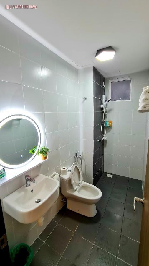 J&J Vacation Home@Novo8 Residence Kampong Tambak Exterior photo